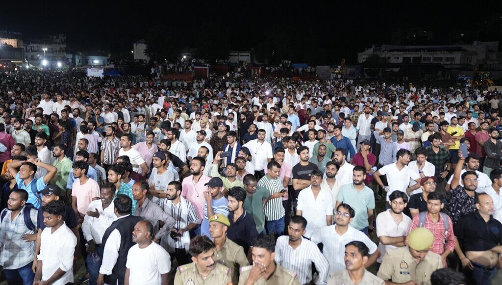 छात्रों की गूंज कार्यक्रम में राहुल गांधी को सुनने के लिए उमड़ी छात्रों की भीड़।