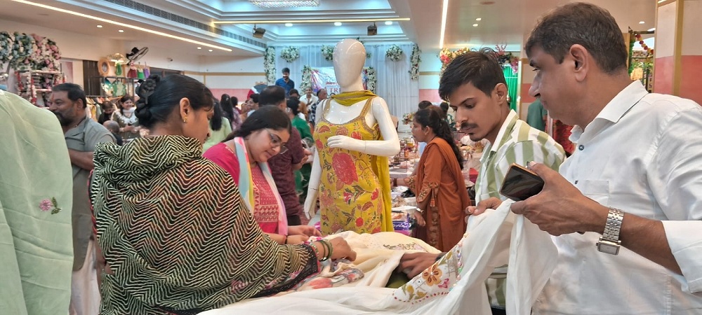 बांदा में आयोजित ट्रेंड फेयर में कपड़े पसंद करतीं महिलाएं।