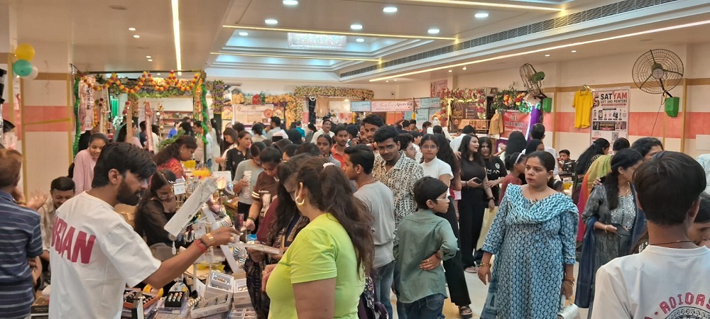 बांदा में आयोजित ट्रेंड फेयर में उमड़ी भीड़।