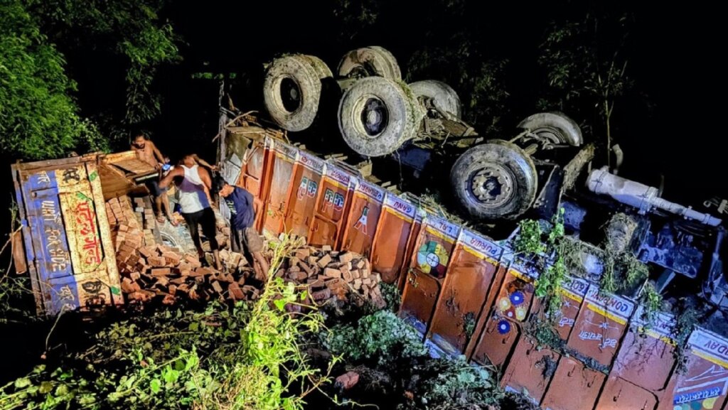 दो ट्रकों की टक्कर में पलटे हुए वाहन। 