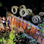 बांदा में दो ट्रकों की भीषण टक्कर, दोनों नाले में पलटे, चालकों की हालत गंभीर
