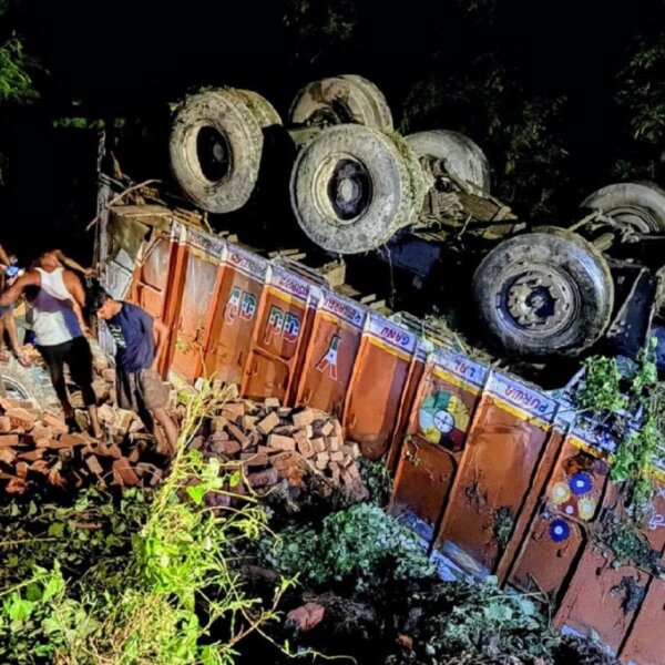 बांदा में दो ट्रकों की भीषण टक्कर, दोनों नाले में पलटे, चालकों की हालत गंभीर
