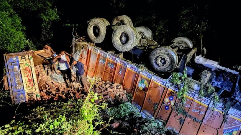 बांदा में दो ट्रकों की भीषण टक्कर, दोनों नाले में पलटे, चालकों की हालत गंभीर
