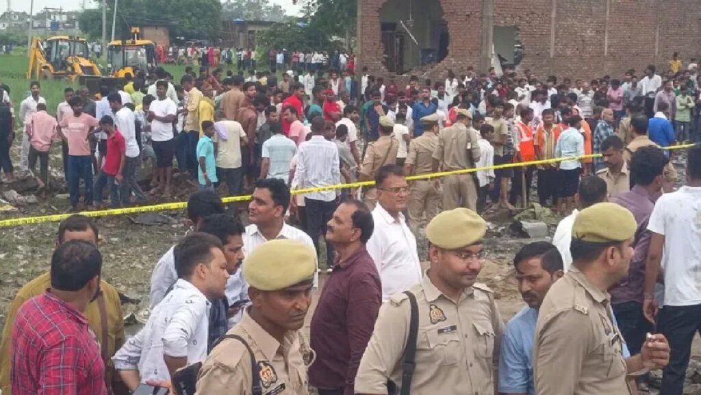 कौशांबी में धमाके में 11 लोगों की मौत के बाद मौके पर भीड़ और पुलिस