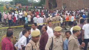 कौशांबी में धमाके में 11 लोगों की मौत के बाद मौके पर भीड़ और पुलिस