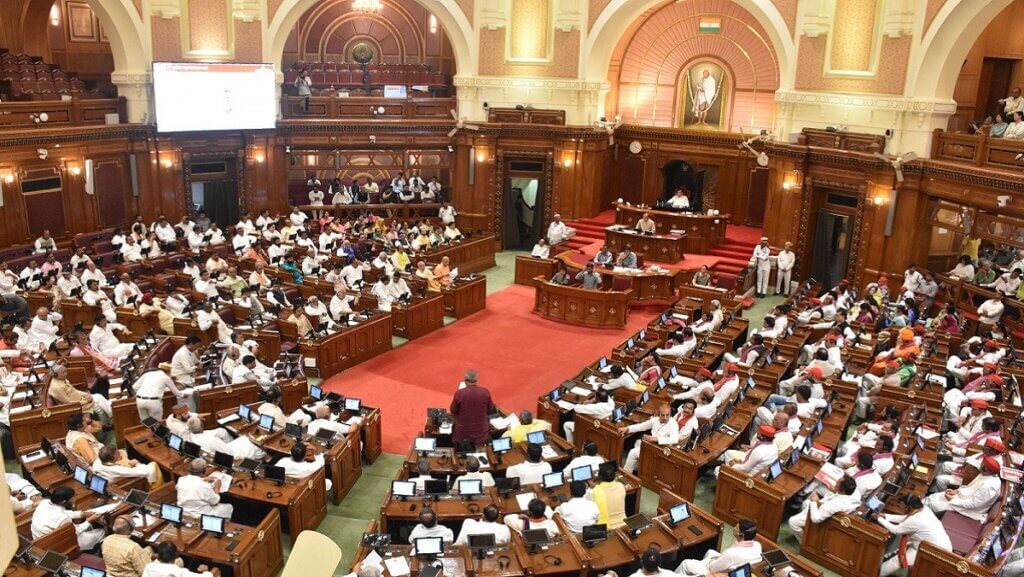 यूपी मानसून सत्र 2026 के पहले दिन सदन में बैठे सभी सदस्य। 