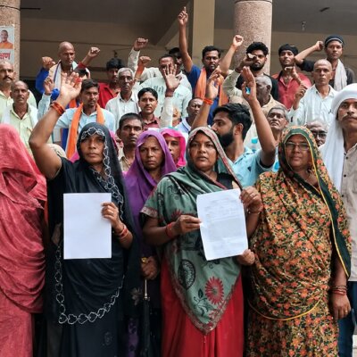 बांदा: न सड़क न नाली, कीचड़ और बदहाली…ग्रामीणों की जमकर नारेबाजी