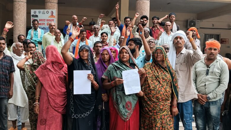 बांदा: न सड़क न नाली, कीचड़ और बदहाली…ग्रामीणों की जमकर नारेबाजी