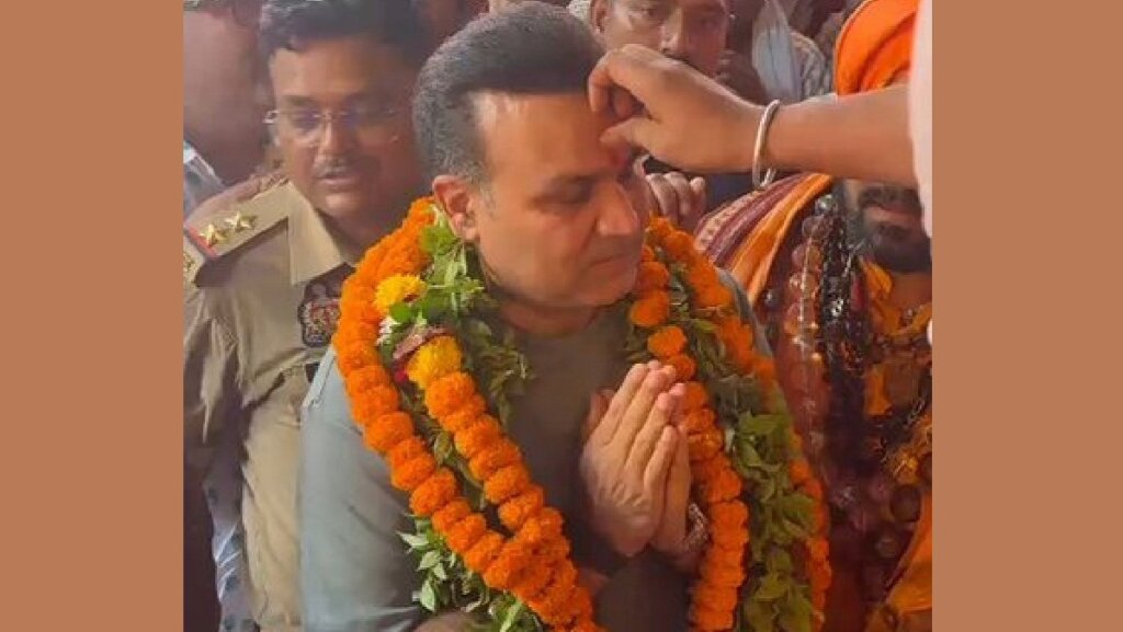 अयोध्या में रामलला के दर्शन करते भारतीय बल्लेवाज वीरेंद्र सहवाग। 
