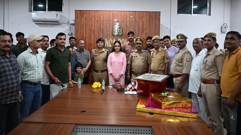 विदाई समारोह में पुलिस अधिकारियों के साथ ips मेविस टाक 
