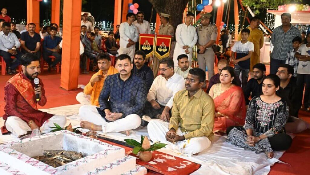 जन्माष्टमी पर पूजन करते बांदा DIG राजेश एस. व बांदा SP पलाश बंसल