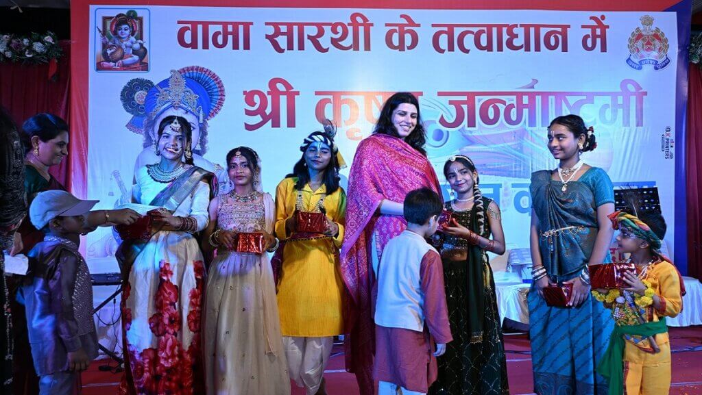 पुलिस लाइन में बच्चों को गिरफ्ट देतीं SP पलाश बंसल की पत्नी