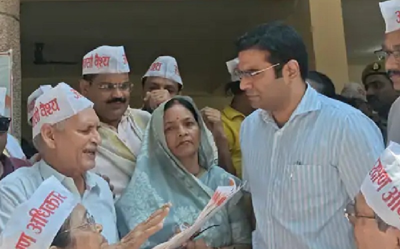 बांदा DM अमित आसेरी को ज्ञापन देते वैश्य समाज के लोग 