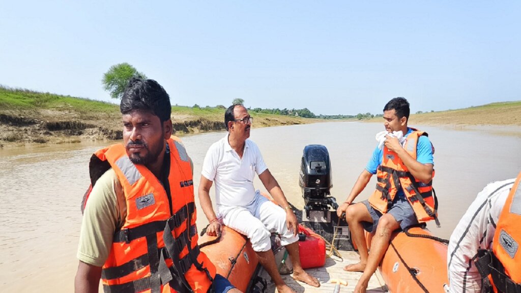 बांदा के जसपुरा थाना क्षेत्र में चंद्रावल नदी में डूबे बालक का शव गोताखोरों ने बरामद कर लिया है। तेज बहाव के बीच गोताखोरों ने 14 घंटे बाद बालक प्रियांशु का शव बरामद किया।