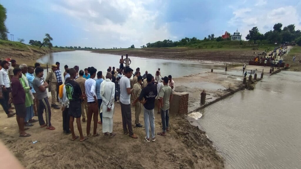 बांदा में बच्चे के डूबने के बाद ग्रामीणों की भीड़ व अधिकारी