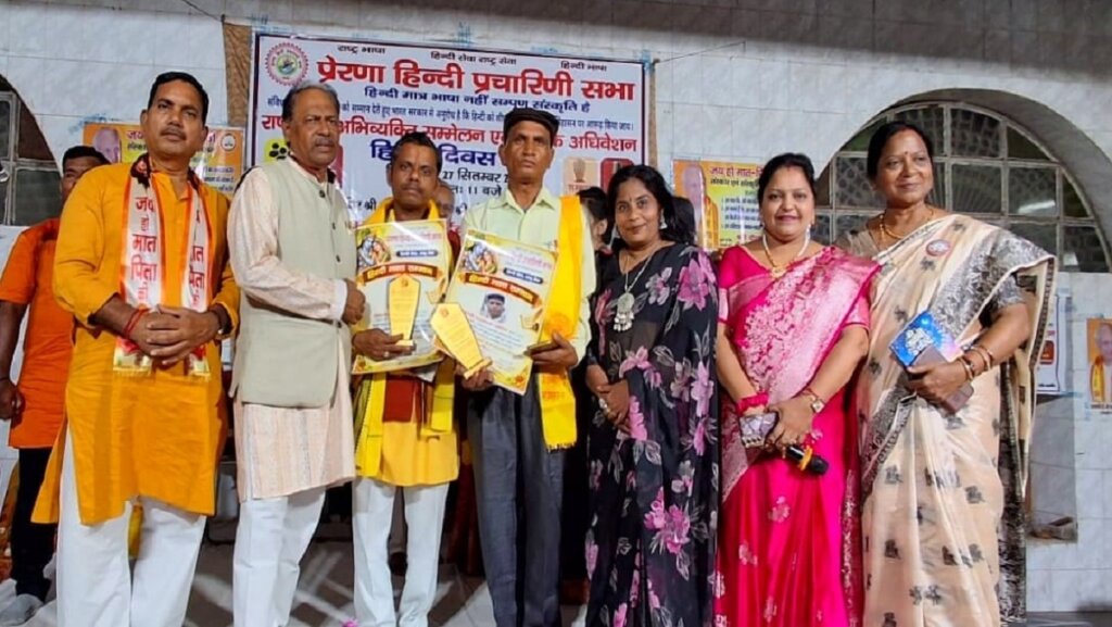 मथुरा में सम्मानित होते बांदा के कवि।