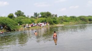 झांसी में पांच लोगों की डूबकर मौत, मौके पर जुटी भीड़ और गोताखोर