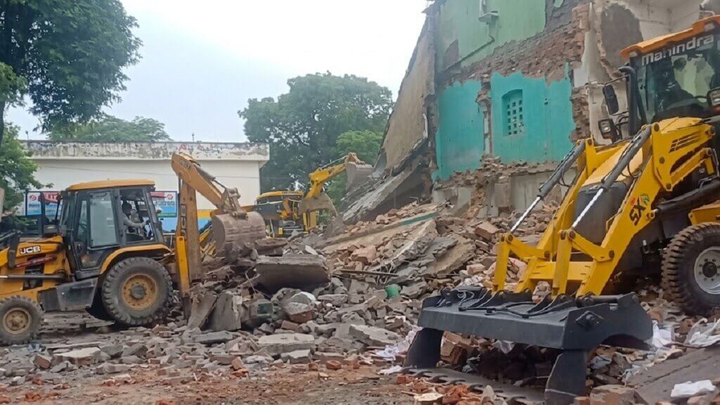 सहारनपुर कलेक्ट्रेट में बनी अवैध मस्जिद को गिराता बुलडोजर