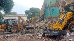 सहारनपुर कलेक्ट्रेट में बनी अवैध मस्जिद को गिराता बुलडोजर