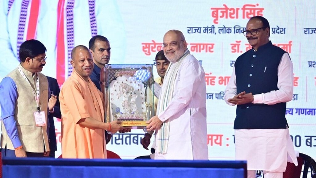 ग्रेटर नोएडा में अमित शाह का स्वागत करते सीएम योगी