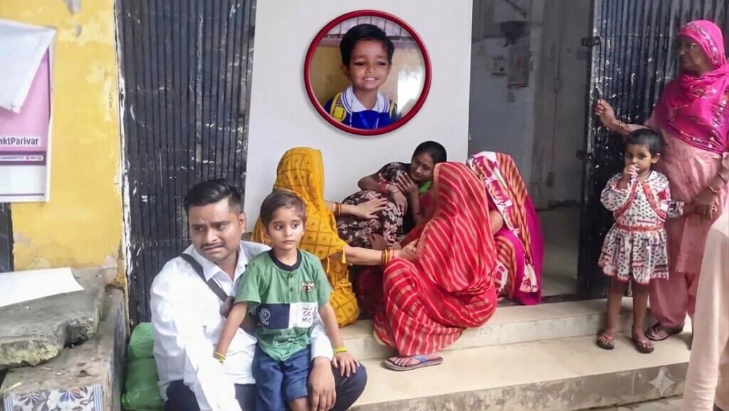 बांदा ई-रिक्शा हादसे में बच्चे के मौत पर रोते-बिलखते परिजन