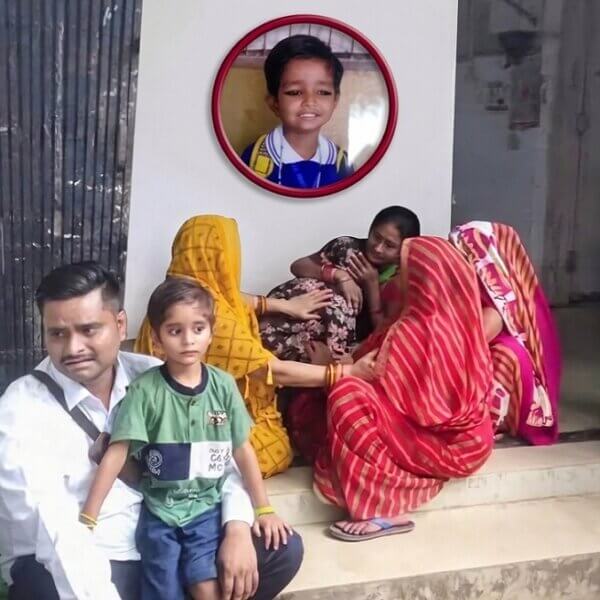 बांदा: ई-रिक्शा पलटने से बुझा घर का चिराग, मां की हालत नाजुक