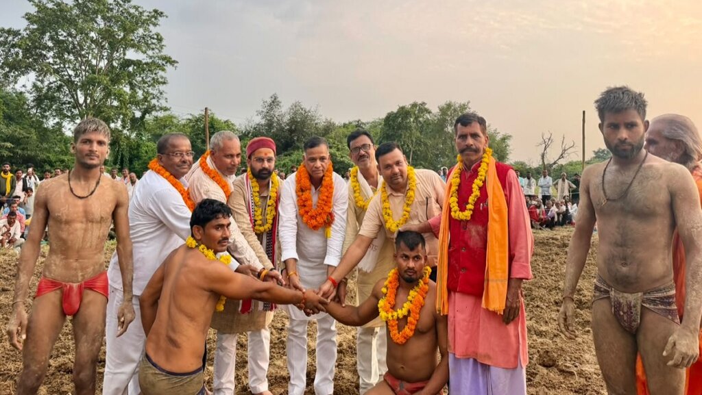 बांदा में पहलवानों के हाथ मिलवाकर दंगल शुरू कराते पूर्व MLA दलजीत सिंह