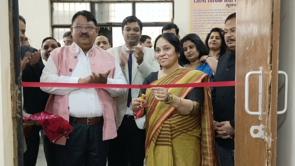 बांदा में लोक अदालत का शुभारंभ करतीं जिला जज श्रीमती अल्पना व अन्य न्यायिक अधिकारी।