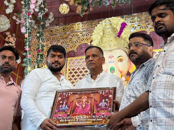 बांदा: तिंदवारी पूर्व विधायक ने गणेश पंडाल में की मंगल आरती