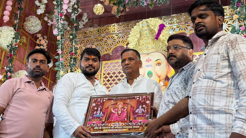 बांदा गणेश पंडाल में पूर्व विधायक दलजीत सिंह का स्वागत