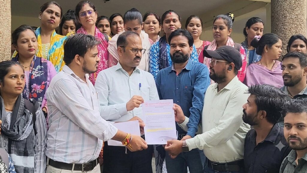 बांदा DM कार्यालय में पत्र सौंपते स्वास्थ्य अधिकारी
