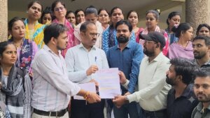 बांदा DM कार्यालय में पत्र सौंपते स्वास्थ्य अधिकारी