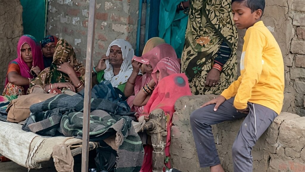 बांदा में मकान ढहने से मौत के बाद रोते-बिलखते परिजन