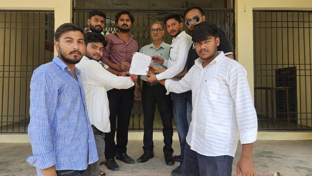 बांदा में ज्ञापन देते पं. जेएन कालेज के छात्र