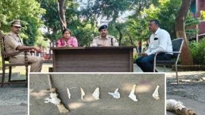 बांदा कालिंजर थाना में अवैध असलहे नष्ट कराते अधिकारी