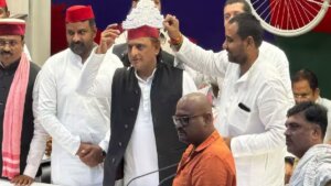 सपा में शामिल होकर अखिलेश यादव को मुकुट पहनाते मयंक द्विवेदी