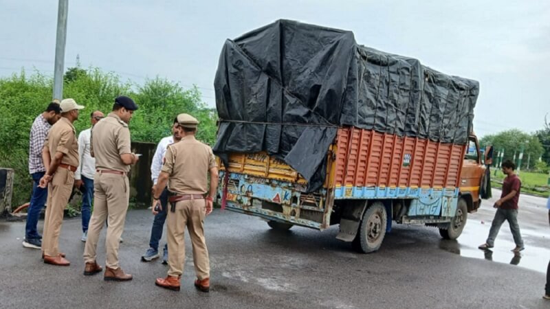 बांदा पुलिस व STF की हिरासत में कोडीन सिरप खेप व तस्कर
