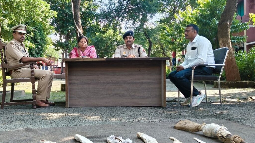 बांदा कालिंजर थाना में अवैध असलहे नष्ट कराते पुलिस अधिकारी