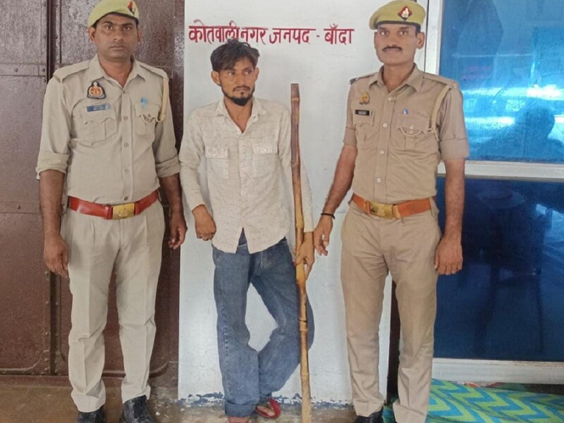 पुलिस की हिरासत में बांदा डीएम की फर्जी फेसबुक आईडी बनाने वाला अभियुक्त
