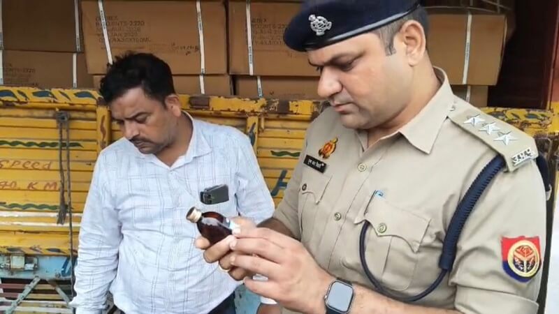 अवैध कोडीन सिरप देखते बबेरू सीओ कृष्ण कांत त्रिपाठी