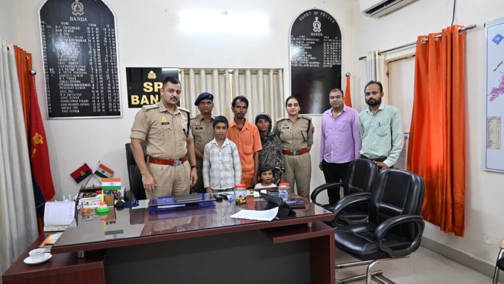 14 साल के राह भटके बच्चे को परिवार से मिलाती पुलिस