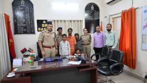 14 साल के राह भटके बच्चे को परिवार से मिलाती पुलिस