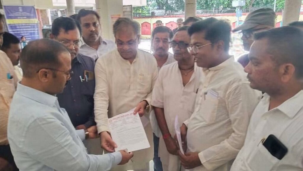 बांदा डीएम कार्यालय में यूपीआई चार्च के विरोध में ज्ञापन देते व्यापारी