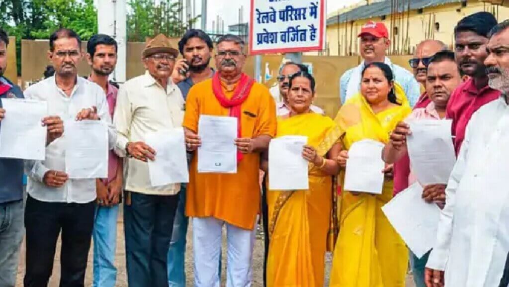 बांदा में अतिरिक्त ट्रेनों की मांग करते सद्भावना सेवा मंच पदाधिकारी।