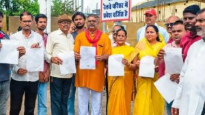 बांदा में अतिरिक्त ट्रेनों की मांग करते सद्भावना सेवा मंच पदाधिकारी।