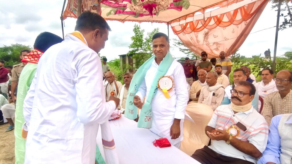 बांदा के चंदवारा दंगल में पूर्व MLA दलजीत सिंह 