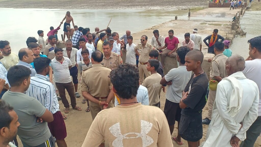 बांदा के जसपुरा थाना क्षेत्र में चंद्रावल नदी में डूबे बालक का शव गोताखोरों ने बरामद कर लिया है। तेज बहाव के बीच गोताखोरों ने 14 घंटे बाद बालक प्रियांशु का शव बरामद किया।