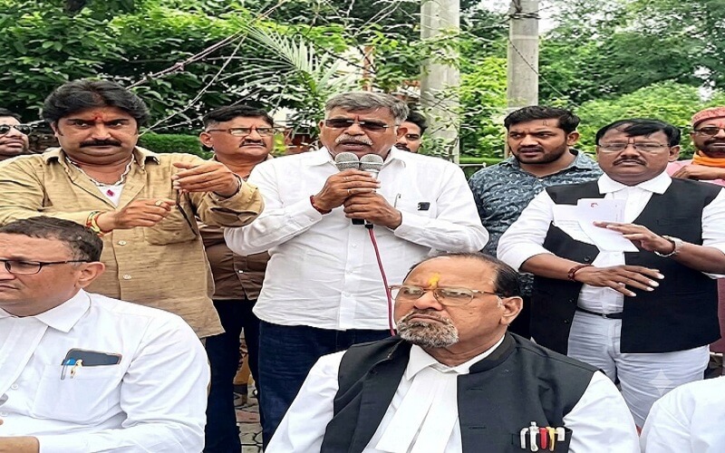 बांदा में यूजीसी बिल के खिलाफ प्रदर्शन करते लोग