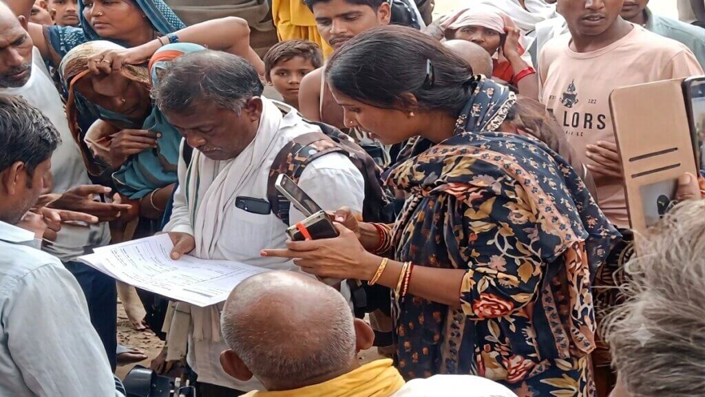 बांदा में ग्रामीणों के बीच नुकसान का सर्वे करती महिला लेखपाल