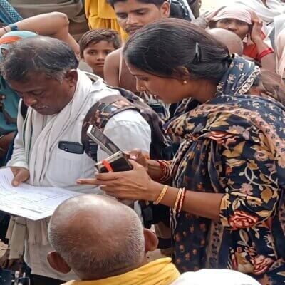 बांदा में महिला लेखपाल सस्पेंड, वीडियो हुआ था वायरल-जांच शुरू